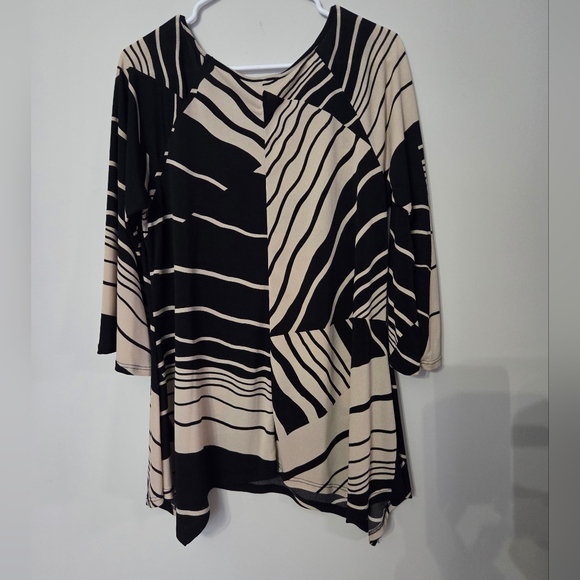Espressa Abstract Black and Tan Tunic Top - Picture 4 of 4